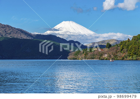 【神奈川県】箱根の芦ノ湖から見える雄大な富士山 98699479