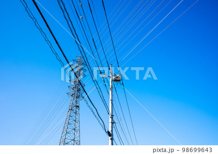 交差する住宅街の電線と高圧送電線と快晴の空　b-2 高彩度コントラスト 98699643
