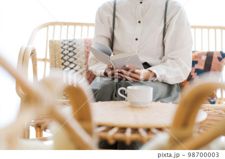 読書をする女性のパーツカット 読書をする女性のパーツカット 98700003