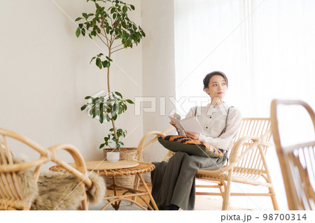 部屋で本を読む女性 98700314