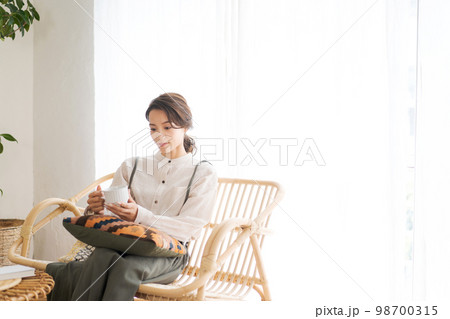 部屋で本を読む女性 部屋で本を読む女性 98700315