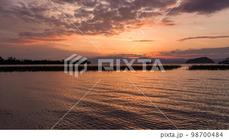 夕焼けに染まる琵琶湖の情景@滋賀 夕焼けに染まる琵琶湖の情景@滋賀 98700484