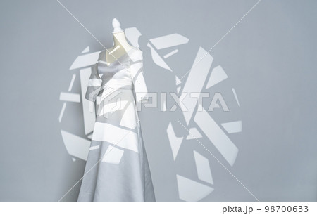 光の当たるウェディングドレス 光の当たるウェディングドレス 98700633