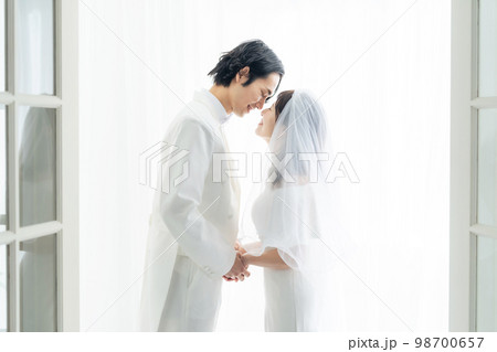 向かい合う新郎新婦　ブライダルフォト　フォトウェディング　前撮り 98700657