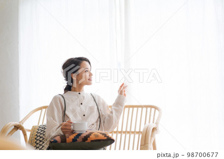 部屋でくつろぐ女性 98700677