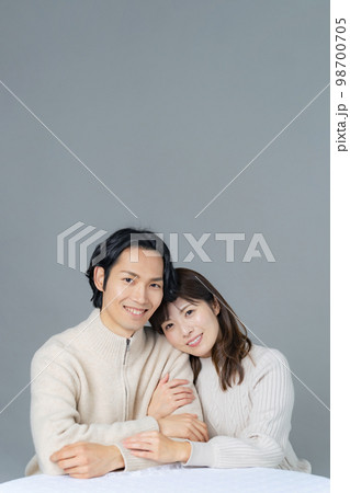 寄り添うカップル　カップルフォト　ペアルック 98700705