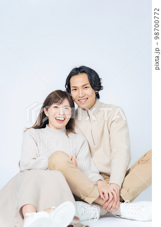 寄り添うカップル　カップルフォト　ペアルック 98700772