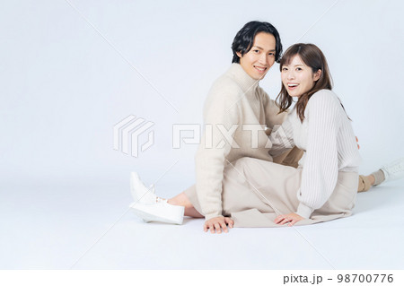 寄り添うカップル　カップルフォト　ペアルック 98700776