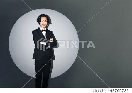 スポットライトの当たる男性 98700782