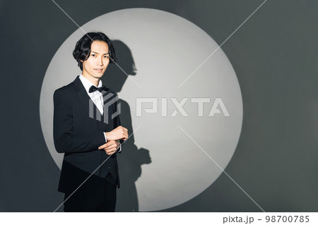 スポットライトの当たる男性 98700785