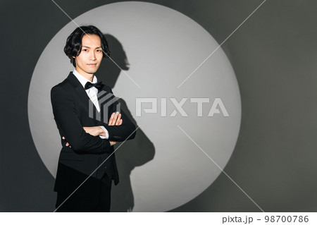 スポットライトの当たる男性 98700786