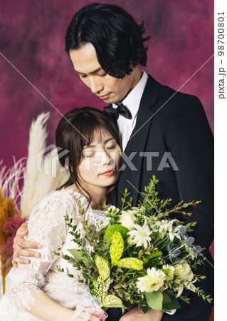 寄り添うカップル　ブライダルフォト　フォトウェディング　前撮り 98700801