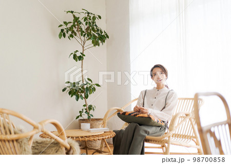 部屋でくつろぐ女性 98700858