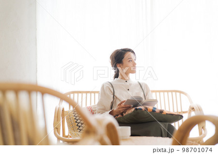 部屋でくつろぐ女性 98701074