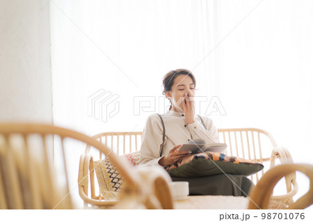 部屋でくつろぐ女性 98701076