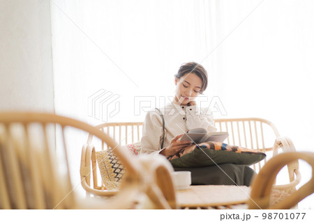 部屋でくつろぐ女性 98701077