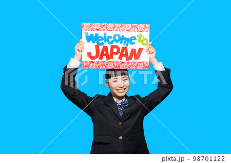 観光客を歓迎するボードを持つ女子学生　Welcome to JAPAN 98701122