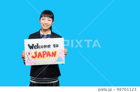 観光客を歓迎するボードを持つ女子学生 Welcome to JAPAN 観光客を歓迎するボードを持つ女子学生 Welcome to JAPAN 98701123