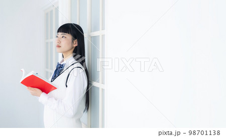 本を持つ女子学生 本を持つ女子学生 98701138