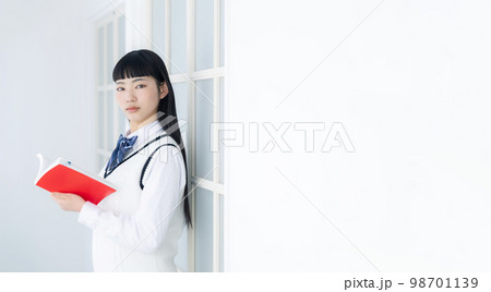 本を持つ女子学生 本を持つ女子学生 98701139