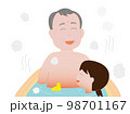 孫と一緒に風呂に入る高齢者。 98701167