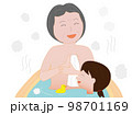 孫と一緒に風呂に入る高齢者。 98701169