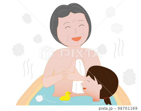 孫と一緒に風呂に入る高齢者。 98701169