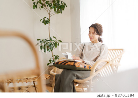 部屋でくつろぐ女性 部屋でくつろぐ女性 98701394