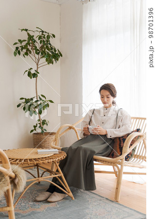 部屋でくつろぐ女性 部屋でくつろぐ女性 98701396