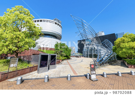 大阪府大阪市北区中之島にある文化施設　快晴の国立国際美術館と大阪市立科学館 98702088