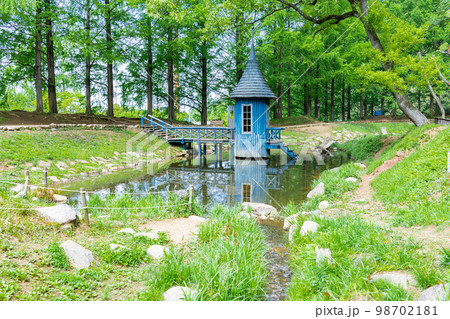 森の中の水浴び小屋 98702181