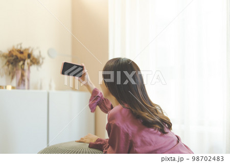 自宅で過ごす20代の女性 98702483