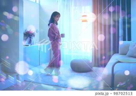 自宅で過ごす20代の女性 自宅で過ごす20代の女性 98702513