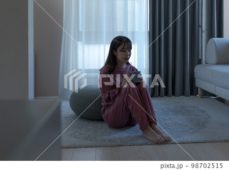 自宅で過ごす20代の女性 98702515