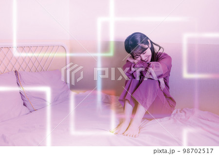 自宅で過ごす20代の女性 自宅で過ごす20代の女性 98702517