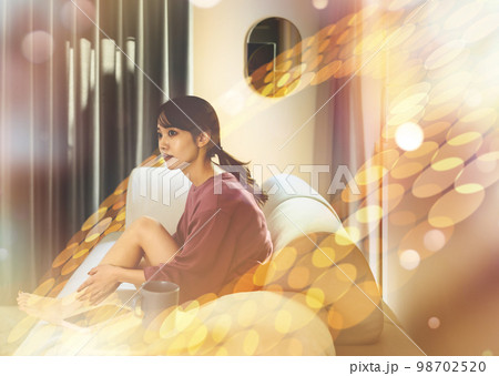 自宅で過ごす20代の女性 98702520