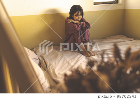 自宅で過ごす20代の女性 自宅で過ごす20代の女性 98702543