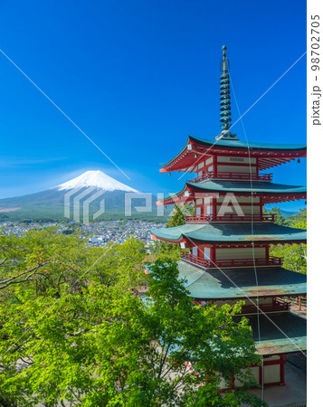 4月山梨・富士吉田　富士山と新倉山浅間公園の忠霊塔と新緑 98702705