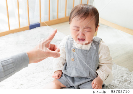赤ちゃんを叱るお母さん 赤ちゃんを叱るお母さん 98702710
