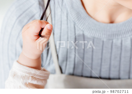 ママの髪の毛を引っ張る子どもの手 98702711