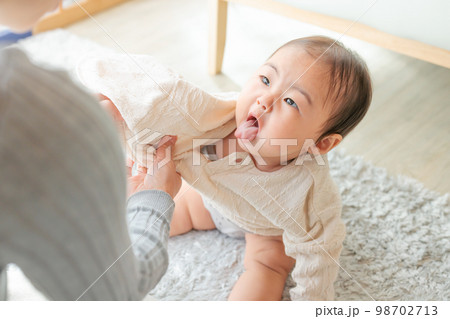 手がかかる赤ちゃん 着替えを嫌がる 手がかかる赤ちゃん 着替えを嫌がる 98702713
