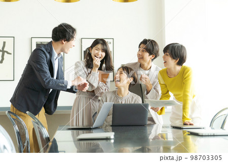 働く仲間のポートレート 98703305