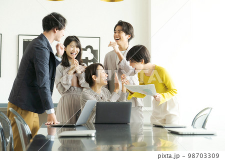 働く仲間のポートレート 98703309