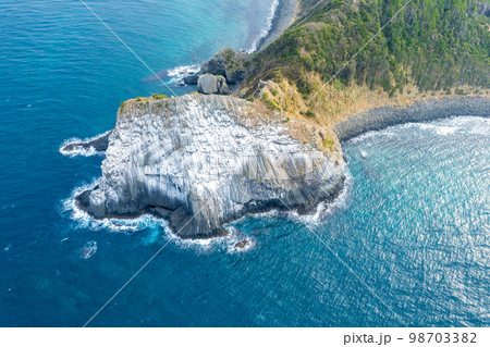 玄界灘に面した柱状節理の奇岩「芥屋の大門」の空撮｜ドローン撮影｜福岡県糸島市 98703382