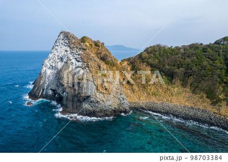 玄界灘に面した柱状節理の奇岩「芥屋の大門」の空撮｜ドローン撮影｜福岡県糸島市 98703384