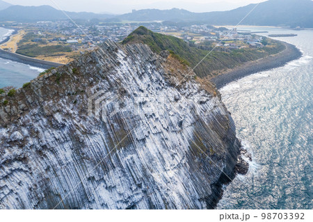 玄界灘に面した柱状節理の奇岩「芥屋の大門」の空撮｜ドローン撮影｜福岡県糸島市 98703392