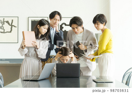 働く人のストレス 98703631