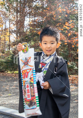 千歳飴を持った袴姿の男の子 千歳飴を持った袴姿の男の子 98703642