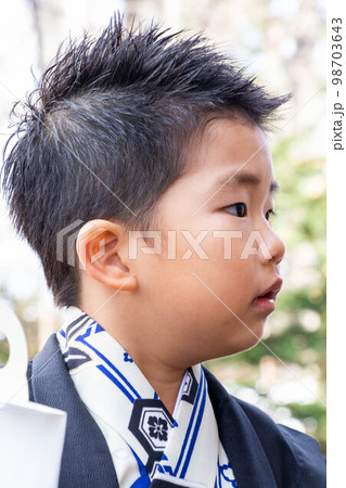 七五三詣りをする袴姿の男の子 七五三詣りをする袴姿の男の子 98703643