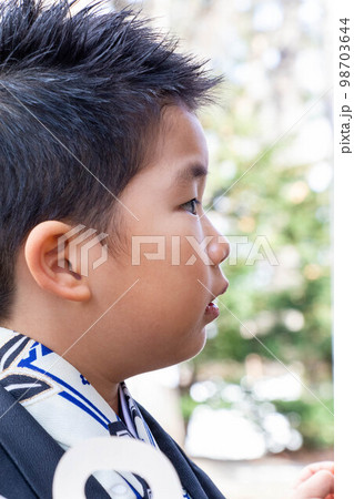 七五三詣りをする袴姿の男の子 七五三詣りをする袴姿の男の子 98703644